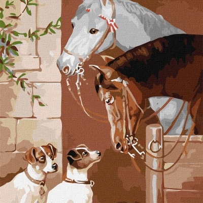 Dois cavalos e dois cães junto a uma parede com planta trepadeira