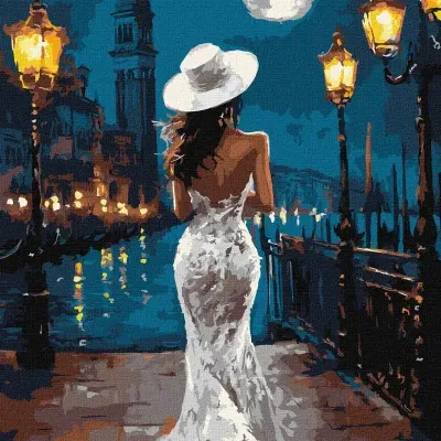 Mulher de vestido branco e chapéu branco vista de costas à noite junto a um canal com lâmpadas de rua acesas e lua cheia.