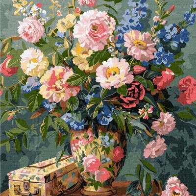 Pintura a óleo de vaso decorativo com flores coloridas sobre mesa de madeira com caixa decorativa