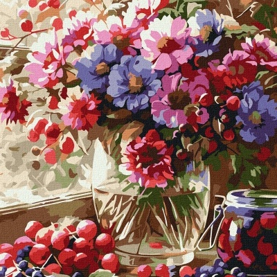 Pintura digital de flores coloridas em vaso de vidro com frutas vermelhas e jarro azul junto à janela
