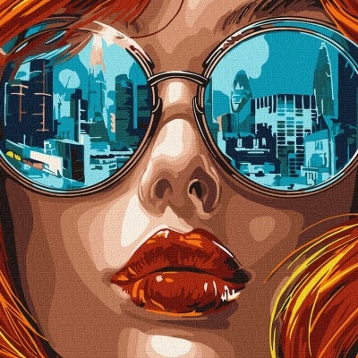 Rosto feminino com cabelo laranja e óculos de sol refletindo cidade