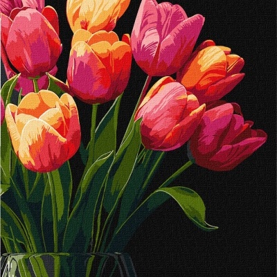 Ramo de tulipas coloridas em vaso de vidro sobre fundo preto.