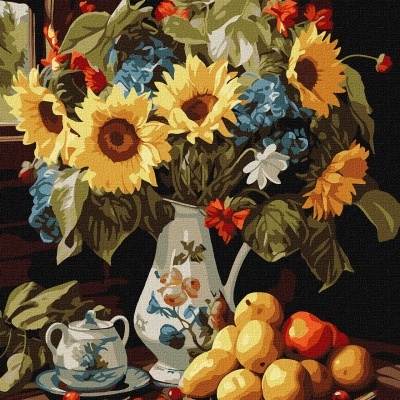 Natureza morta com flores girassóis e frutos em jarro decorativo branco sobre mesa de madeira