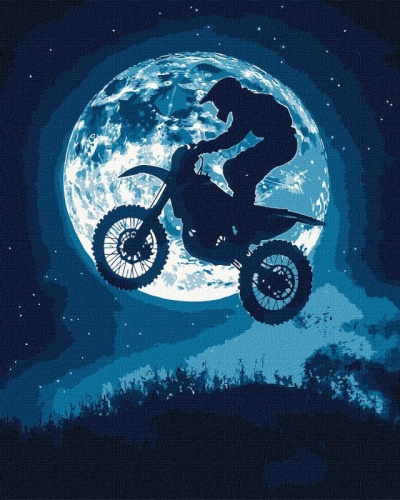 Motociclista em silhueta a saltar com mota em frente à lua cheia azul