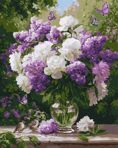 Vaso de vidro com flores lilás e brancas, borboletas e pássaros numa pintura