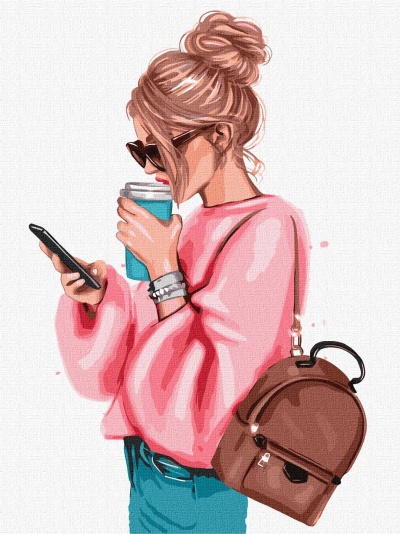 Mulher loira com camisola rosa e mochila castanha a usar smartphone e beber de um copo azul