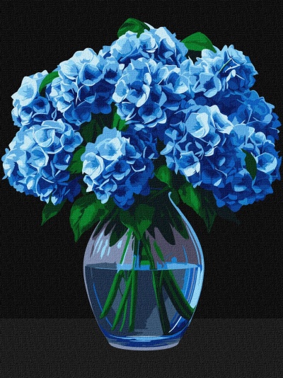 Vaso de vidro com flores azuis e folhas verdes