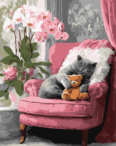 Gato cinza a dormir numa poltrona rosa com urso de peluche e flores ao lado