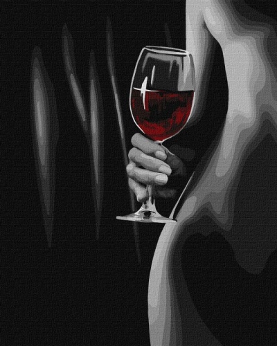 Pessoa de costas segura taça de vinho tinto em fundo escuro