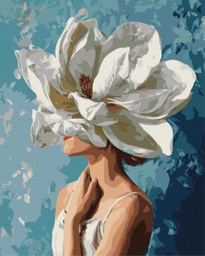 Mulher com chapéu grande em forma de flor branca e vestido branco em fundo azul.