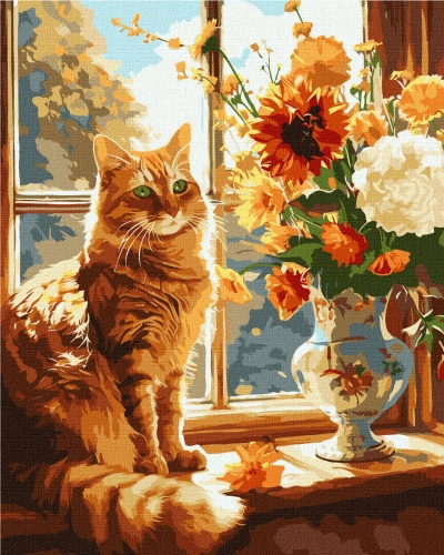 Gato laranja junto a vaso de porcelana com flores laranja e brancas numa janela de madeira