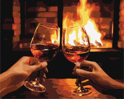 Dois copos de vinho tinto à frente de uma lareira acesa, segurados por duas mãos.