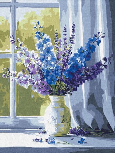 Vaso branco com flores azuis e lilás numa janela com cortina branca