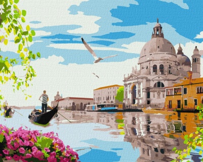 Pintura de Veneza com gôndola, edifícios históricos, flores cor de rosa e céu azul com nuvens e gaivotas.