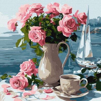 Jarro bege com flores rosas, chávena de chá e barco veleiro ao fundo.
