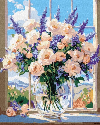 Vaso de vidro com flores cor de pêssego e ramos roxos junto a janela aberta