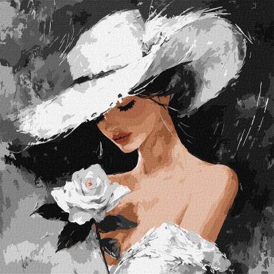 Mulher artística com chapéu branco grande, vestido branco e rosa branca em fundo escuro