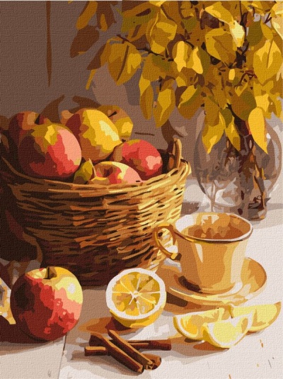 Cesta de maçãs, chávena amarela, limão cortado e vaso com flores amarelas