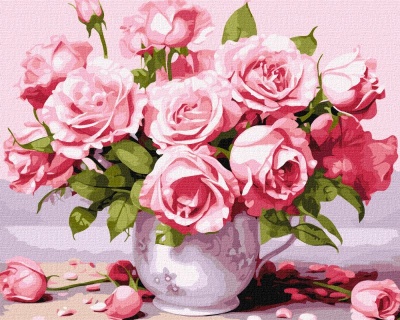 Buquê de rosas cor-de-rosa em vaso branco com padrão floral
