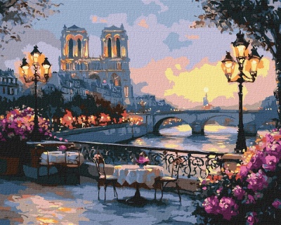 Pintura texturizada de cena urbana ao entardecer com mesas, cadeiras, flores, ponte e catedral iluminada.