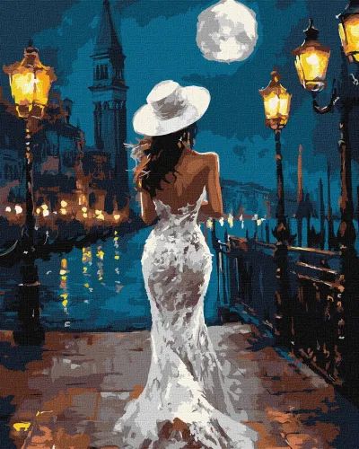 Mulher de vestido branco e chapéu branco vista de costas à noite junto a um canal com lâmpadas de rua acesas e lua cheia.