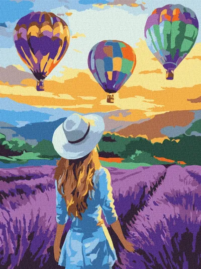 Pintura de mulher com vestido azul e chapéu branco num campo de lavanda, olhando para balões de ar quente coloridos ao pôr do sol