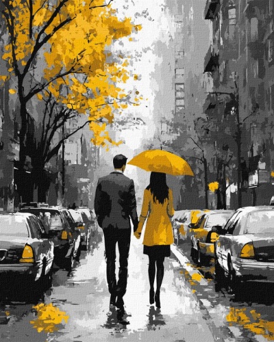 Casal caminhando por rua molhada com árvores e carros em tons cinza e amarelo