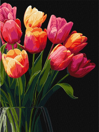 Ramo de tulipas coloridas em vaso de vidro sobre fundo preto.