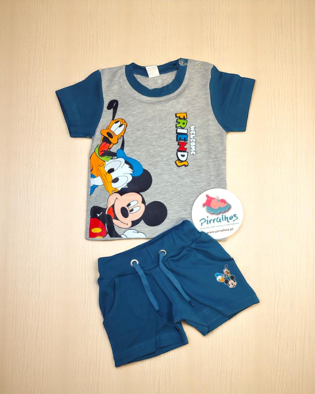Conjunto infantil Mickey e amigos com t-shirt cinza e azul e calções azuis