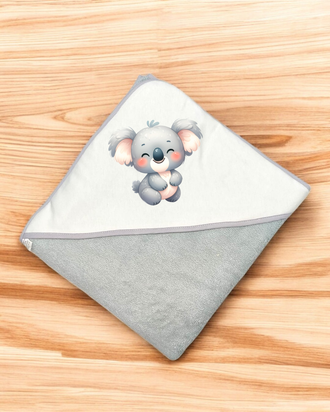 Fralda ou toalha de banho cinzenta e branca com estampa de coala