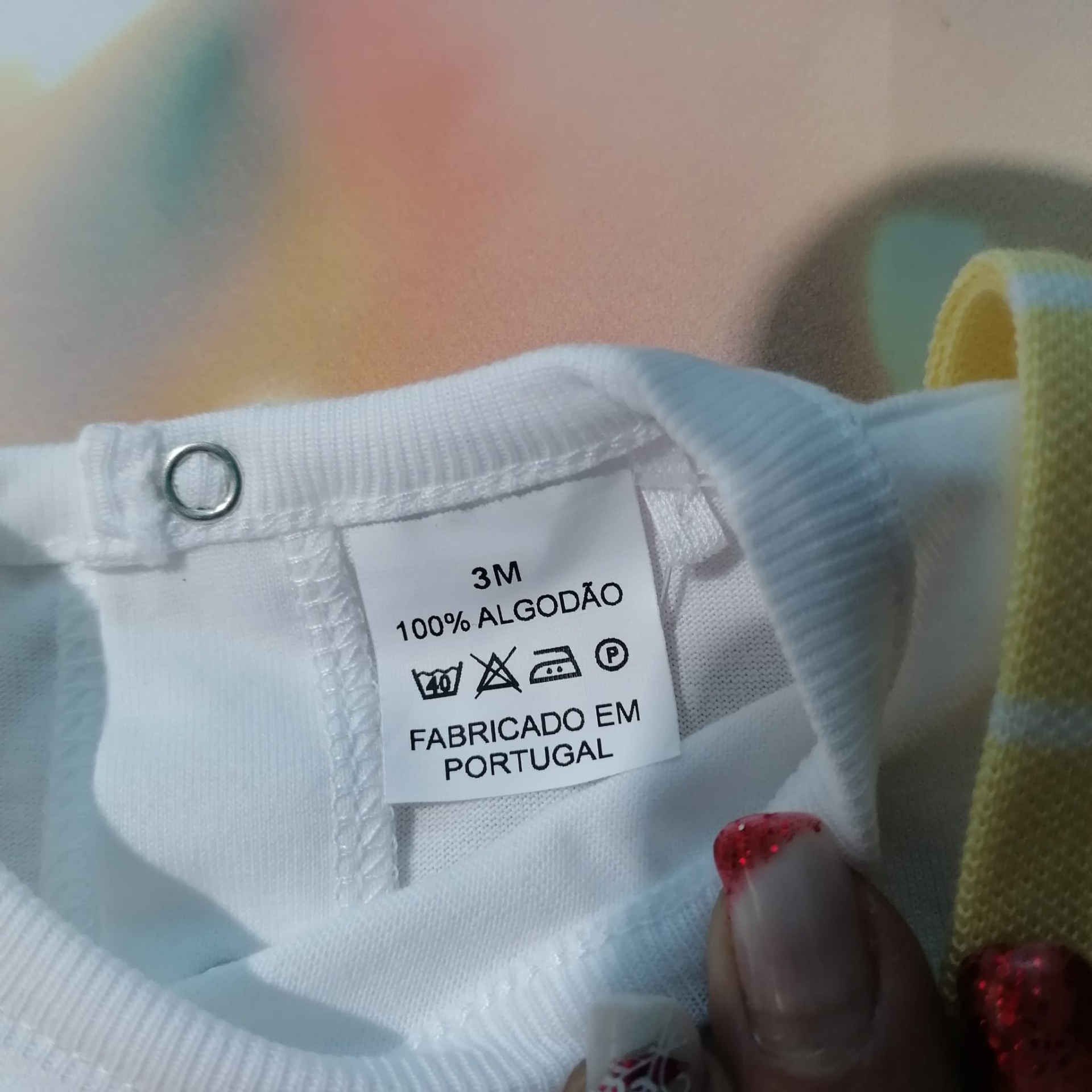 Etiqueta de roupa com informações sobre tamanho, tecido e lavagem