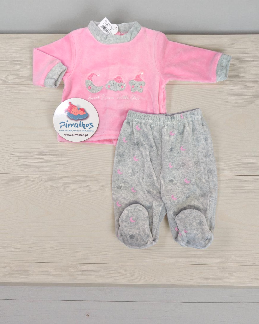 Conjunto de roupa de bebé rosa e cinzenta com estampagem de cogumelos