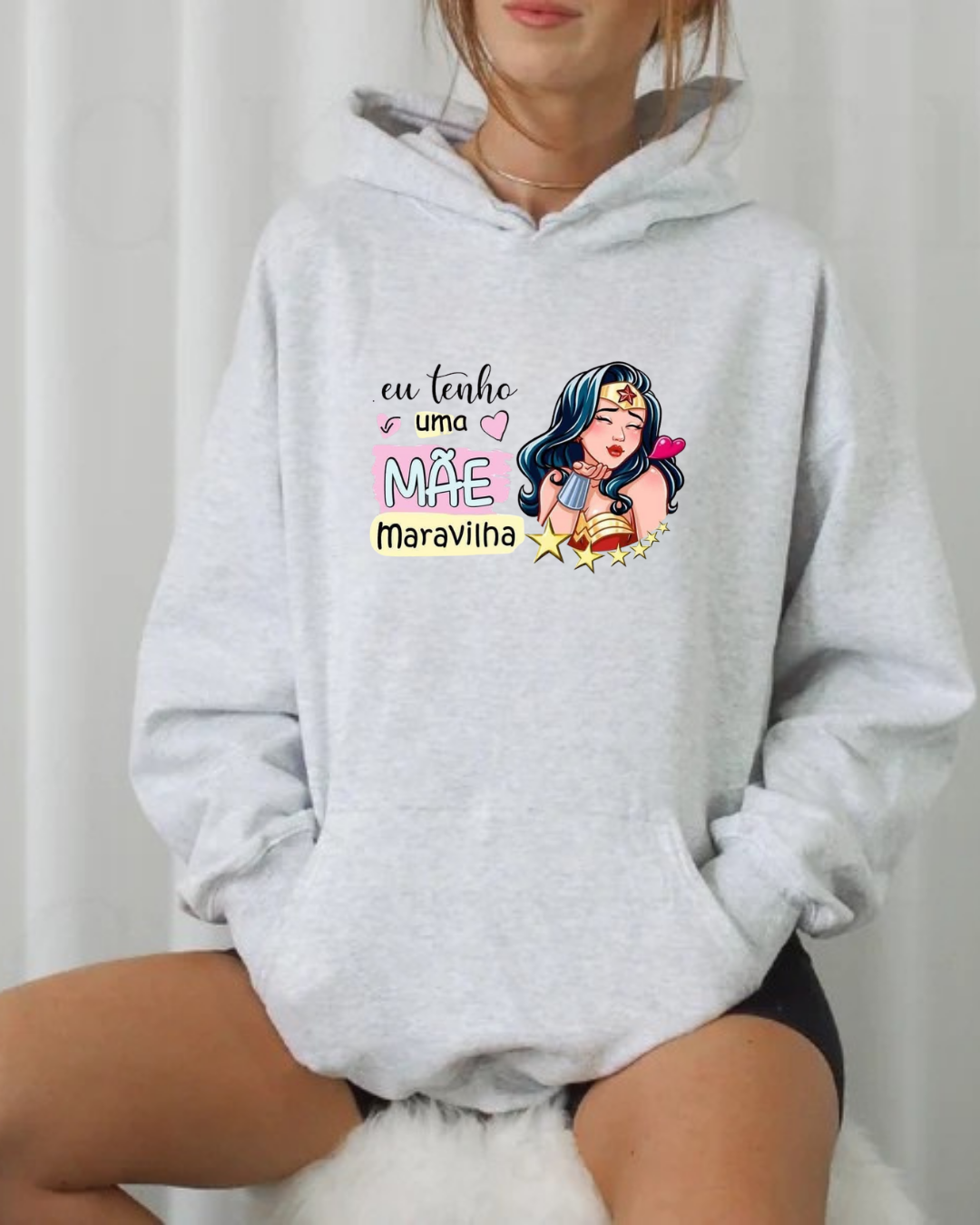 Sweatshirt cinzenta clara com estampagem colorida de super-heroína e texto em português