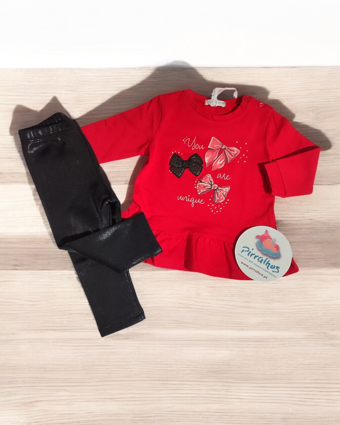 Conjunto de roupa infantil vermelho com calças pretas