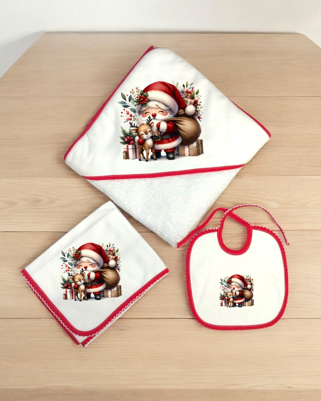 Conjunto de toalha, fralda e babete com estampado natalício de Pai Natal e rena