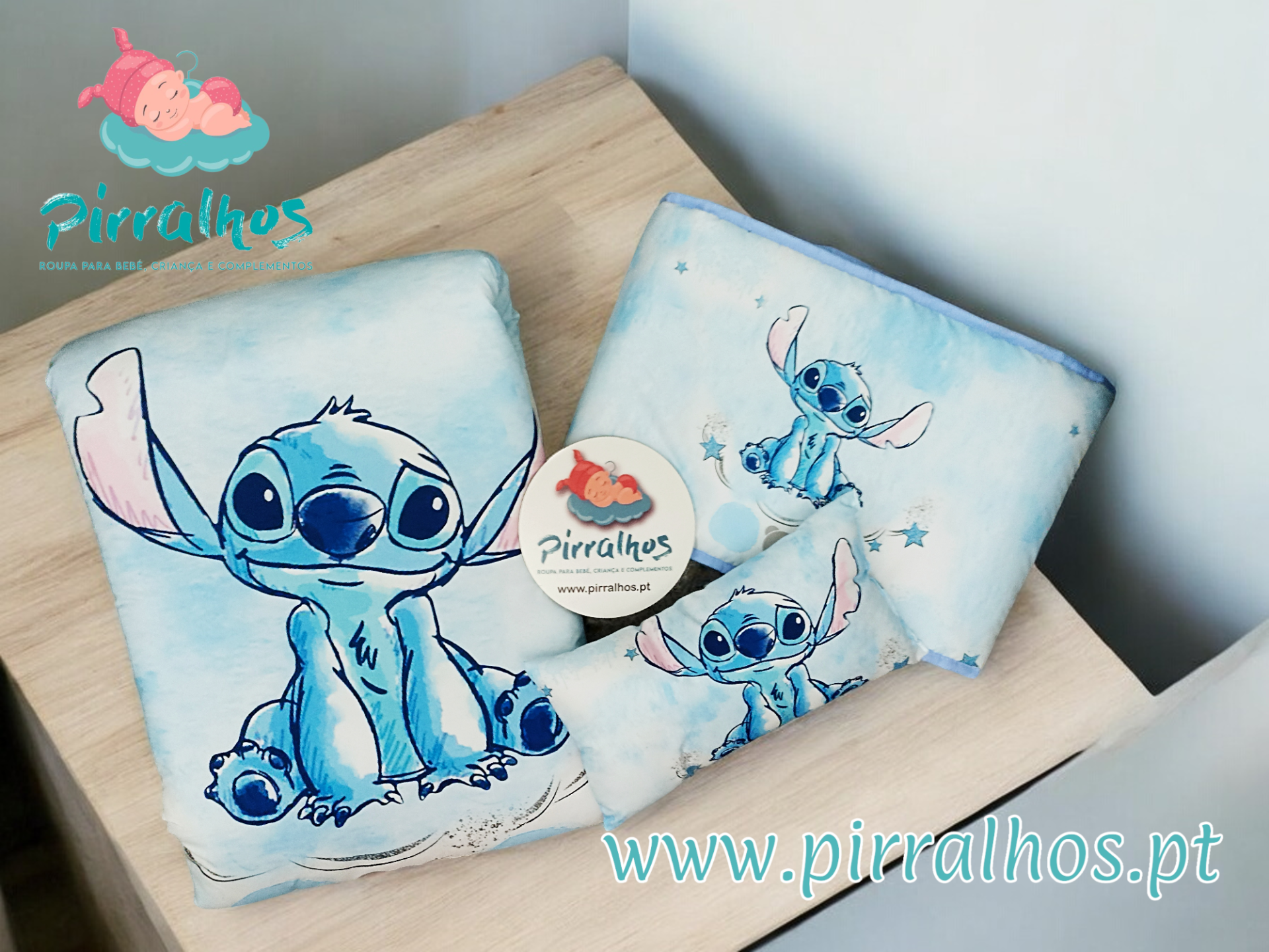 Conjunto têxtil para bebé com personagem Stitch em tons de azul e branco
