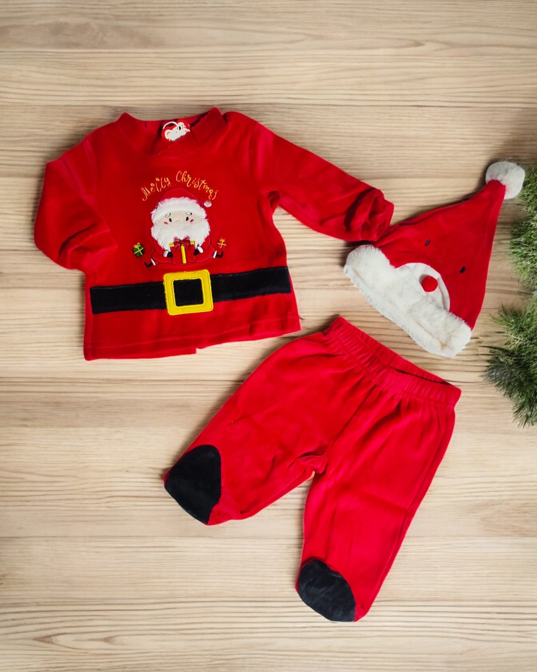 Conjunto de criança vermelho com camisola, calças e gorro de Pai Natal.