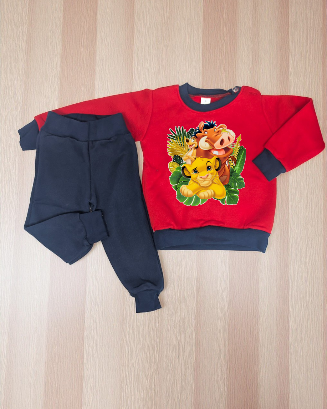 Conjunto infantil vermelho e azul escuro com estampa do Rei Leão
