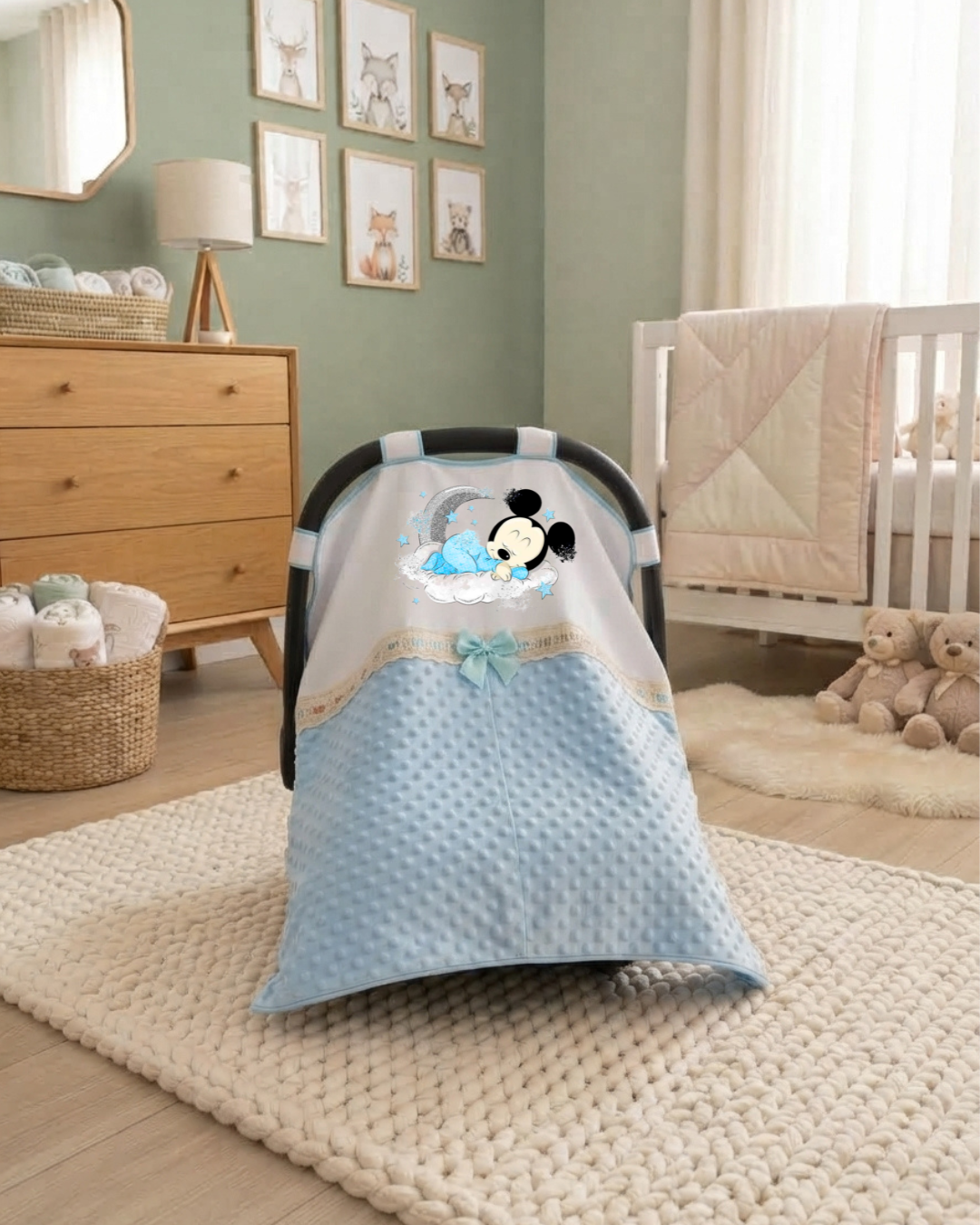 Capa azul de bebê com bordado de Minnie Mouse e detalhes em renda num quarto infantil