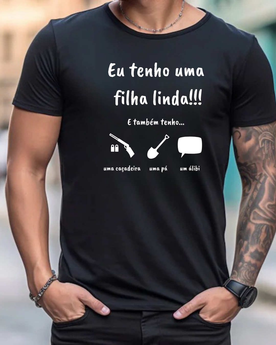 T-shirt preta com texto e ilustrações humorísticas sobre filha e proteção