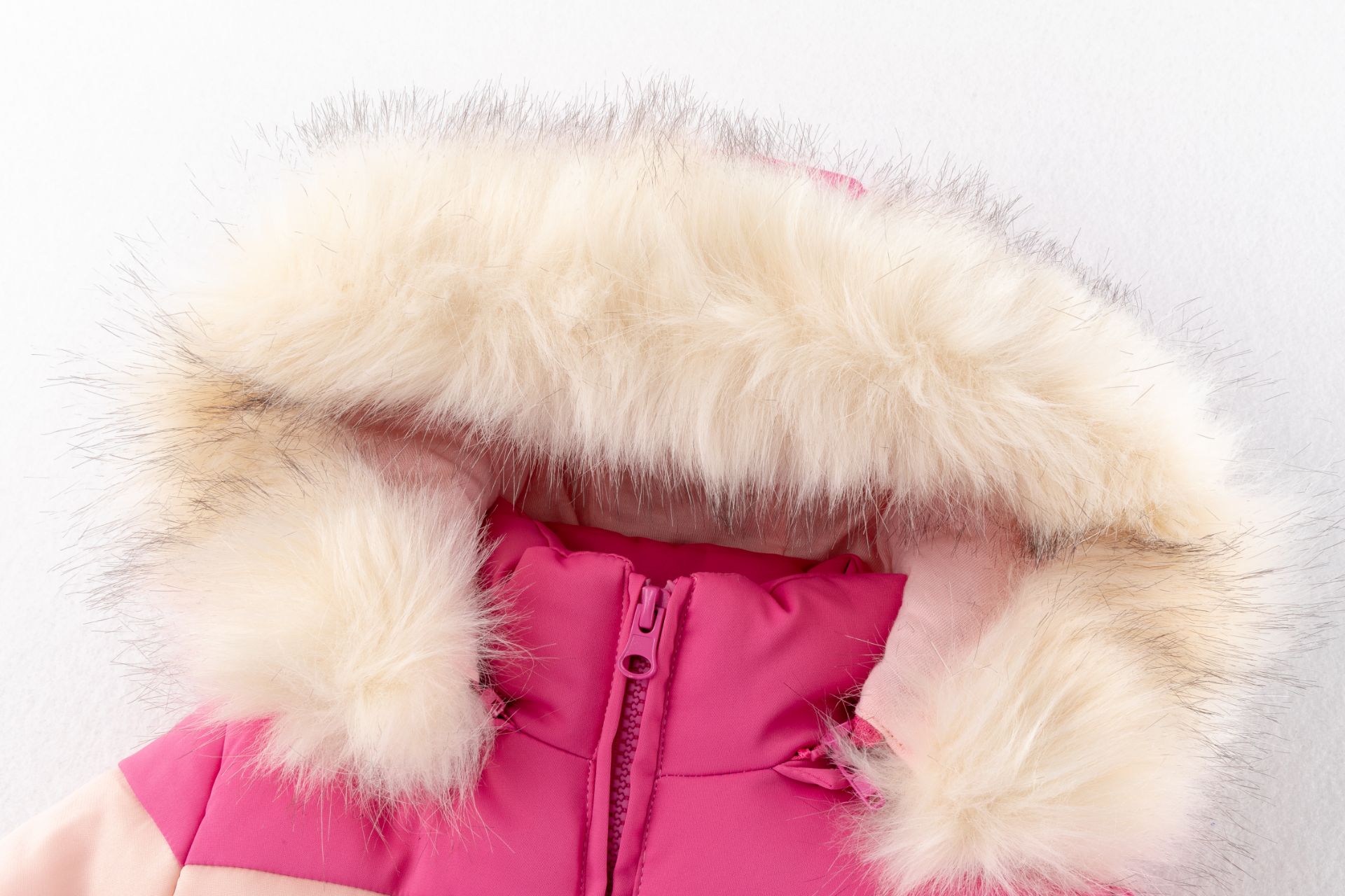 Casaco cor-de-rosa com capuz forrado de pelúcia creme