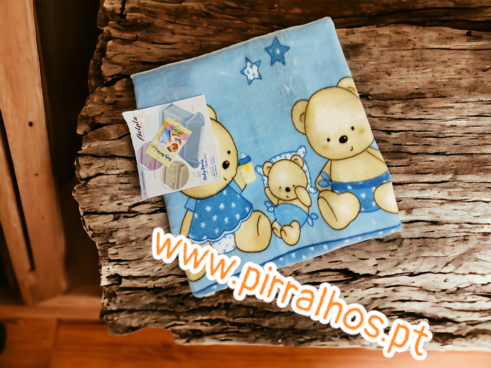 Fralda azul com estampado de ursos sobre madeira