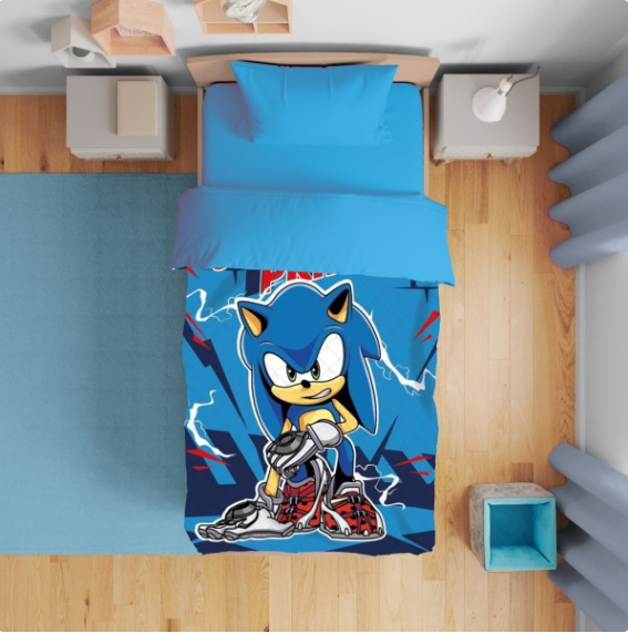 Cama com roupa de cama azul clara e edredão com estampa do personagem Sonic