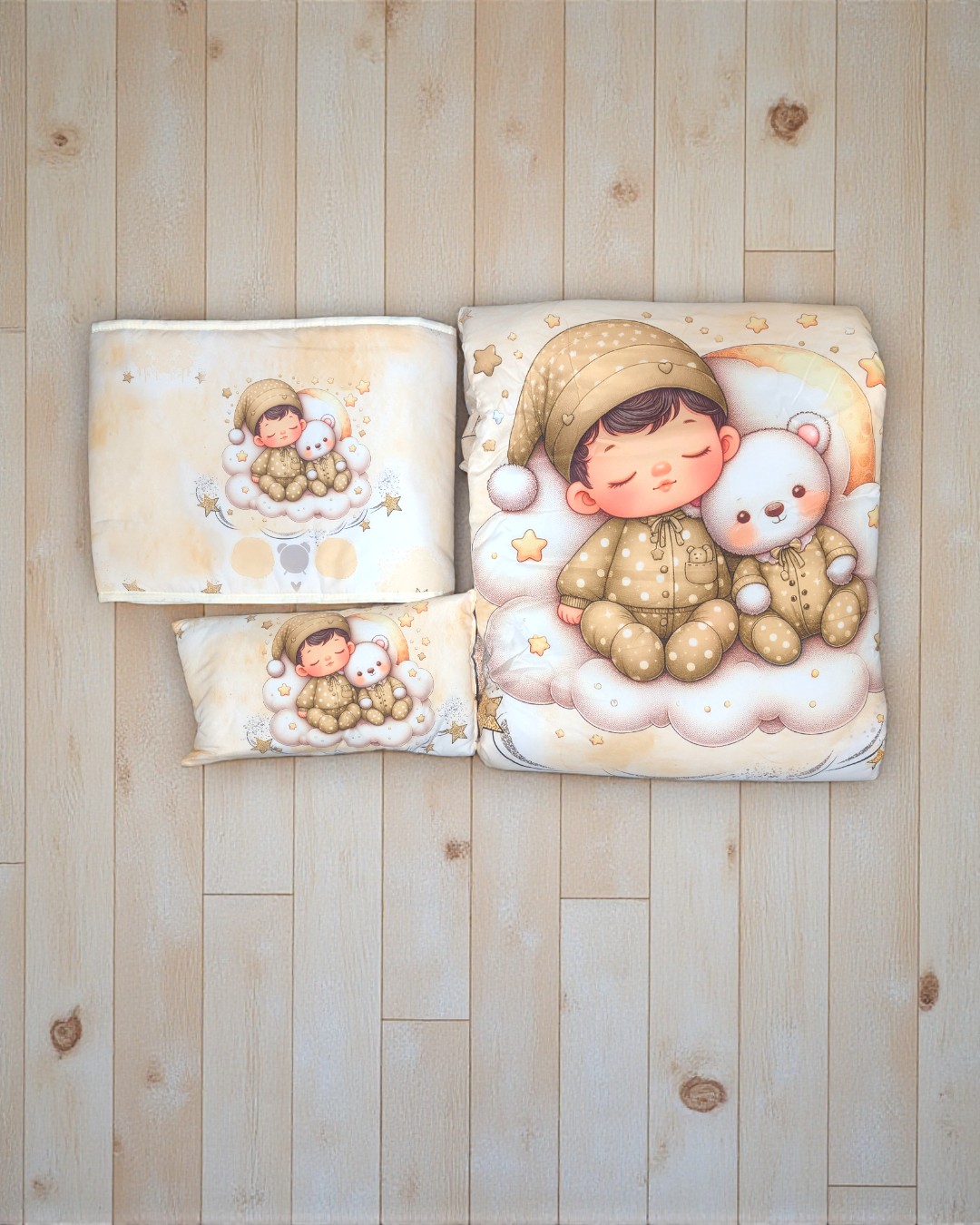 Três almofadas com desenho de menino e ursinho em nuvem, em tons bege e castanho, sobre chão madeira clara.