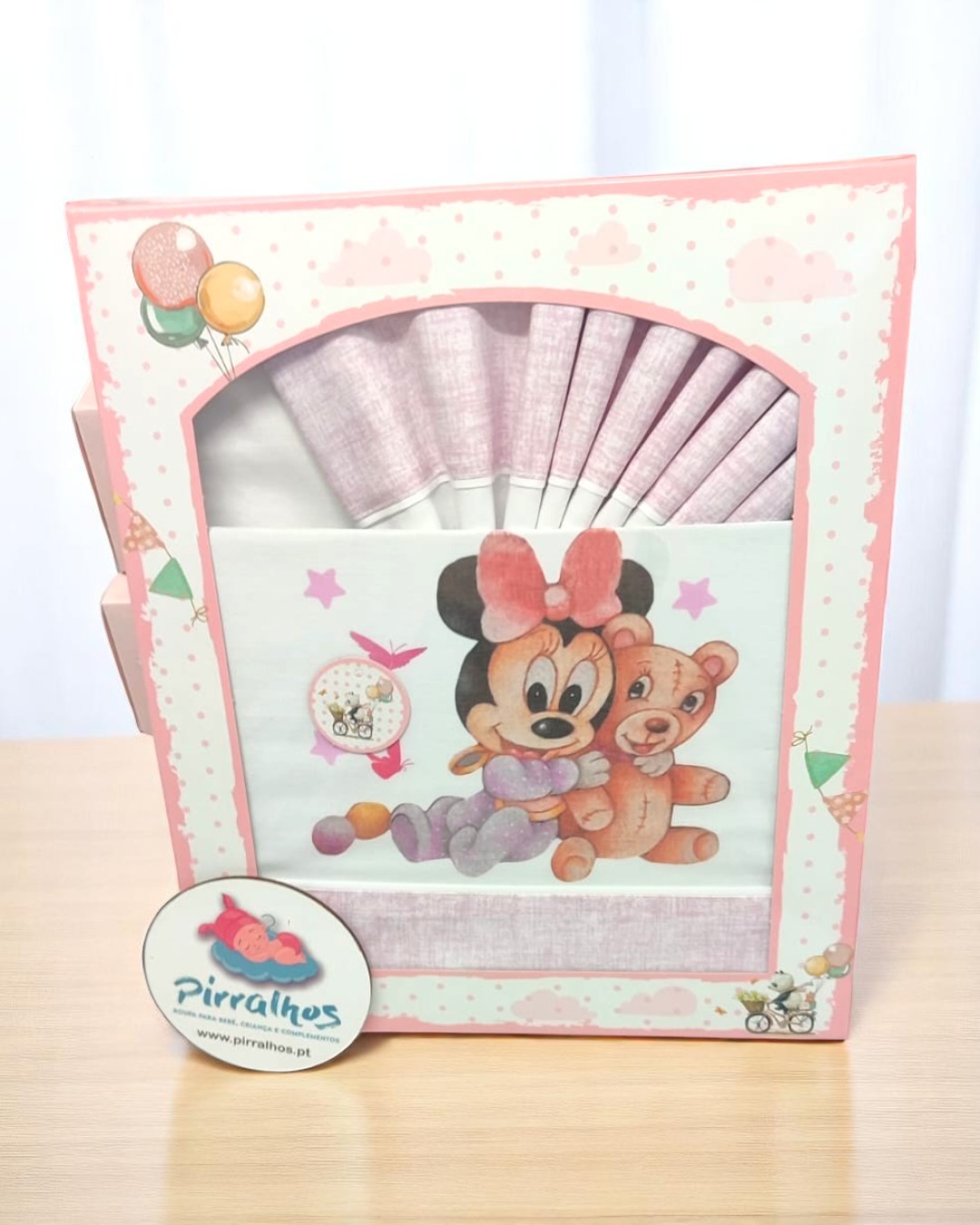 Jogo de cama infantil rosa com Minnie Mouse e ursinho em caixa decorada