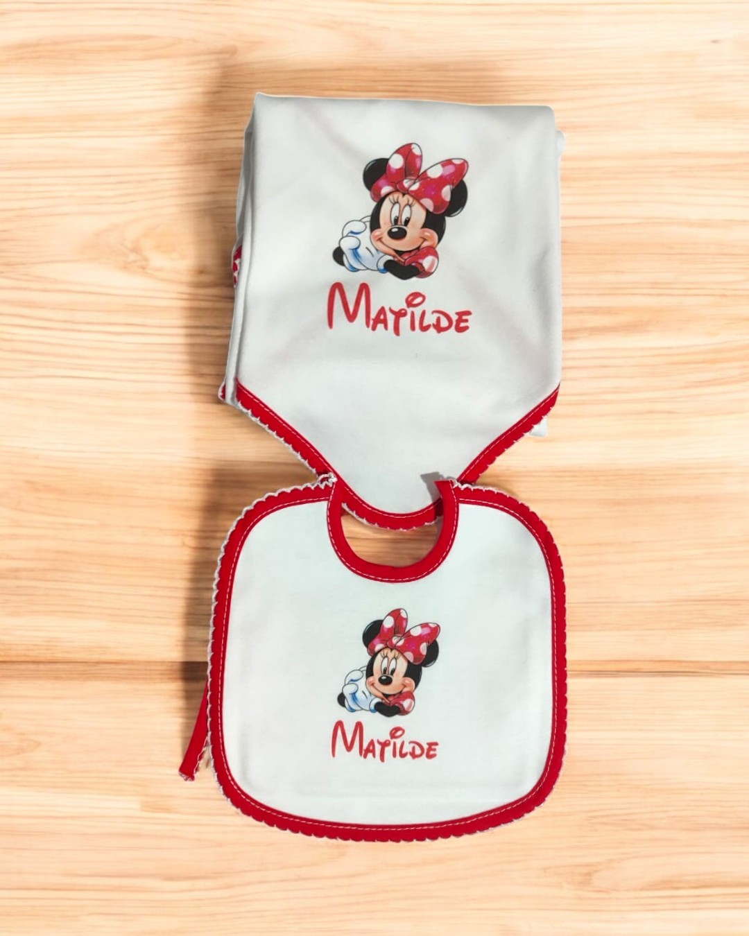 Conjunto de fralda e babete branco com estampado da Minnie Mouse e nome Matilde