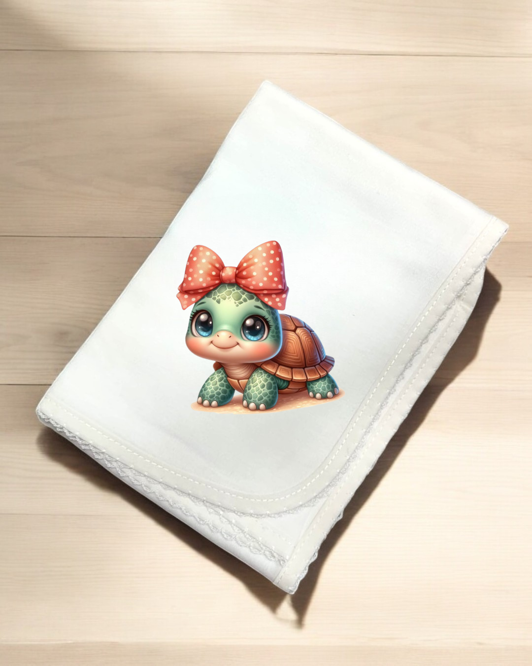 Fralda branca com estampa de tartaruga com laço rosa