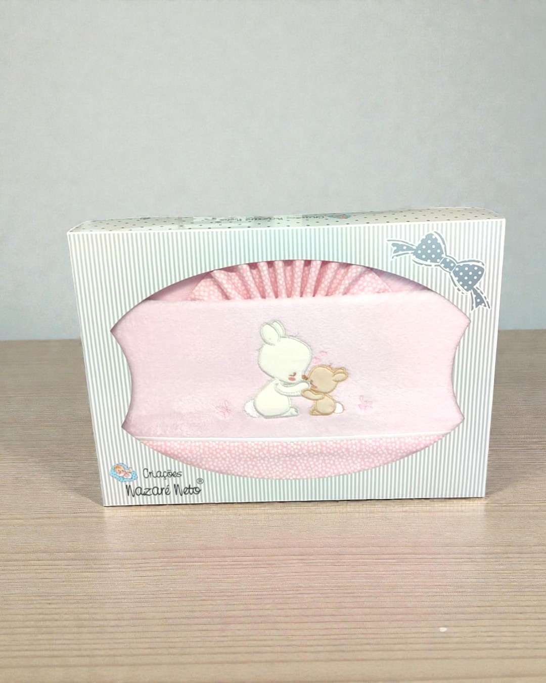 Conjunto rosa para bebé com bordado de coelhinhos em embalagem branca com janela.