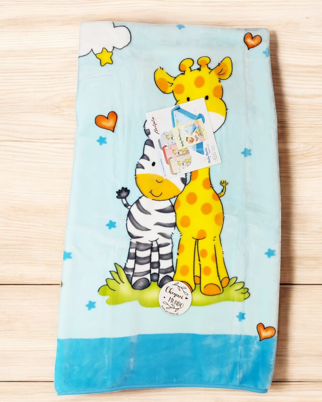 Cobertor azul claro com girafa e zebra desenhadas