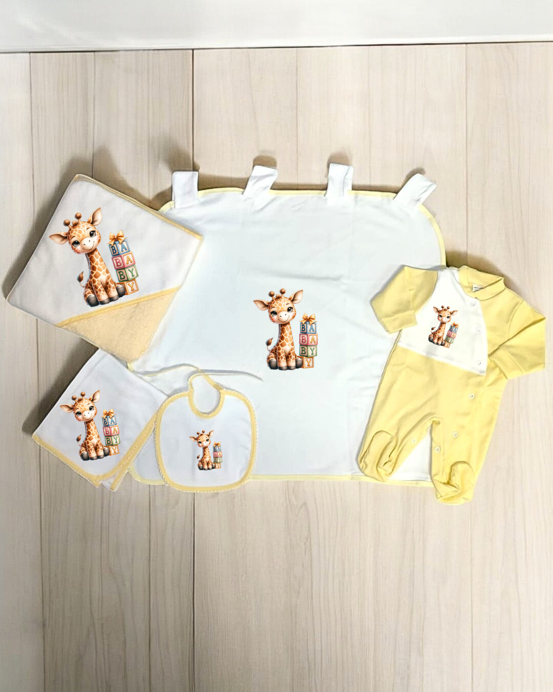 Conjunto de bebé com ilustração de girafa e blocos coloridos